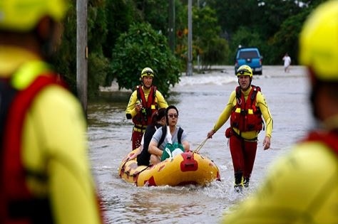 فيضانات كوينزلاند..التماسيح والثعابين في الشوارع