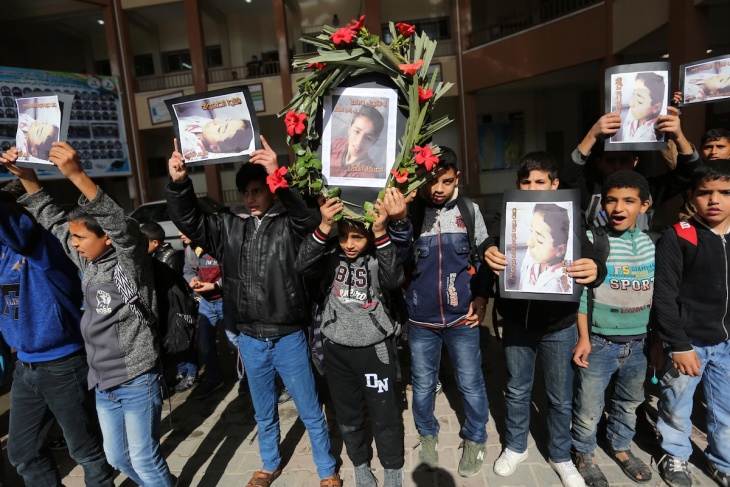 تربية غزة ترد على نقل جثمان الشهيد شلبي إلى داخل مدرسة