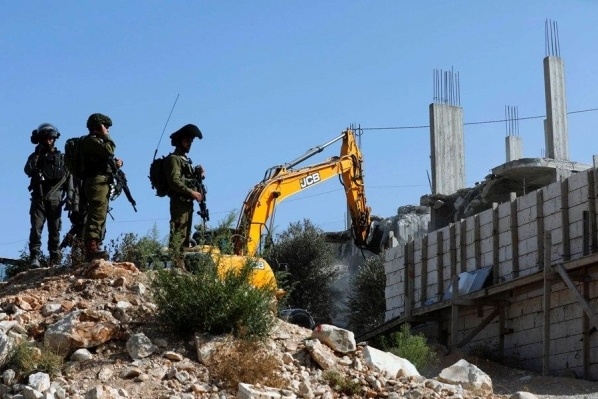 الخليل: الاحتلال يهدم مسجدا وغرفتين قيد الانشاء