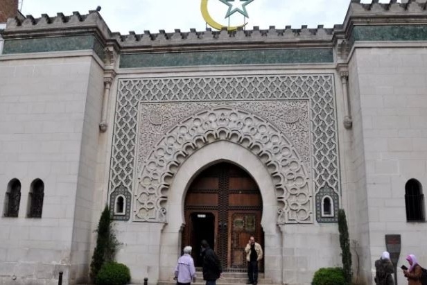 مسجد في باريس.. امرأة تؤم برجال ونساء غير محجبات ومثليي الجنس