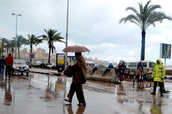 أمطار غزيرة تضرب الإسكندرية وتغرق الشوارع