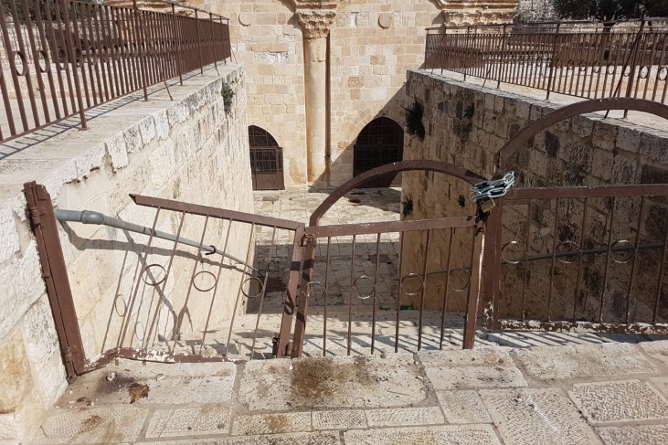 ازالة الاقفال والسلاسل عن باب الرحمة