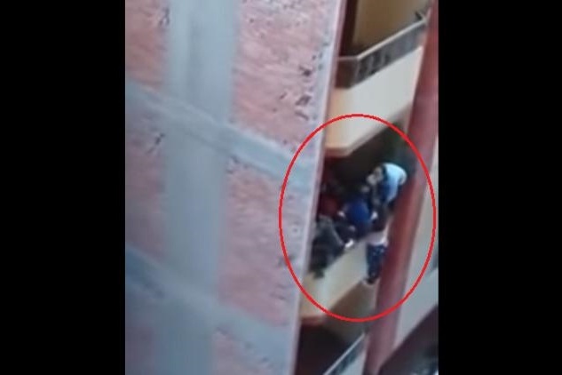 (فيديو) شاب يلقي عروسه من شرفة بناية في مصر