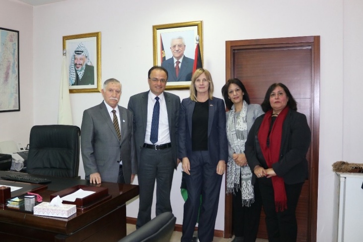 التميمي يطلع السفيرة النرويجية على انتهاكات الاحتلال