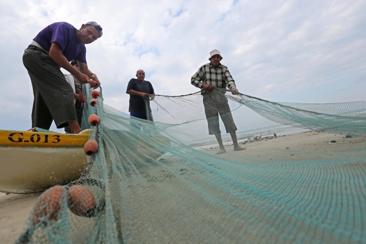 استهداف مراكب الصيادين ببحر شمال غزة