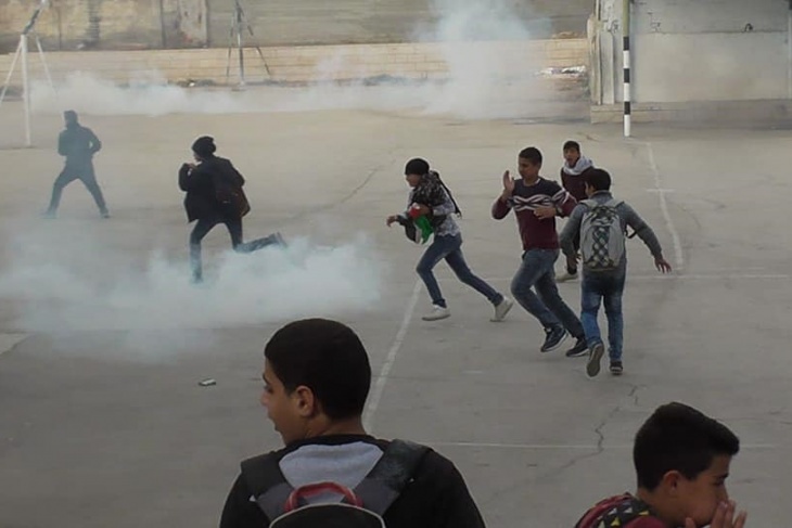(فيديو) عشرات الاصابات- قنابل الغاز تسقط على طلبة مدرسة الخليل