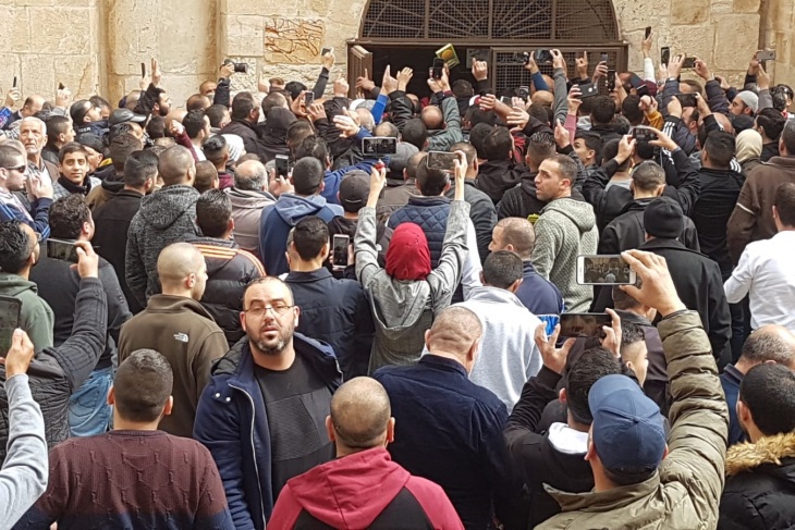 لحظة دخول المصلين باب الرحمة بالمسجد الأقصى