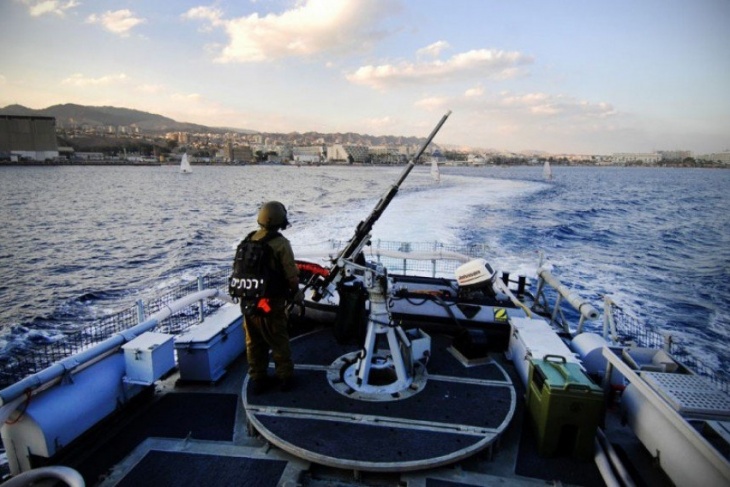 زوارق الاحتلال تهاجم الصيادين ببحر خان يونس