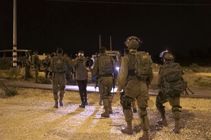 الاحتلال يعتقل 15 مواطنا بالضفة ويزعم العثور على سلاح