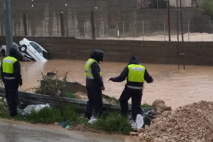 عشرات حالات تصريف المياة وفتح الطرق منذ دخول المنخفض