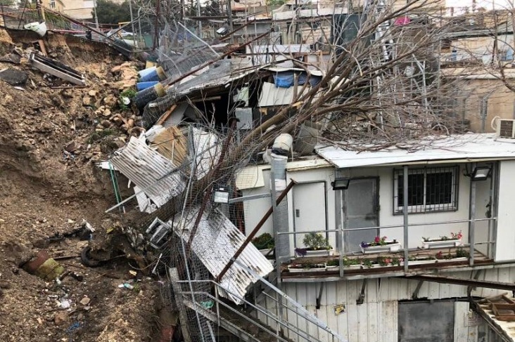 صور- انهيار ارضي بسلون نتيجة حفريات الاحتلال