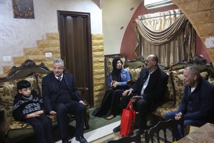 محافظ طولكرم يزور الطفل يزن عمار من ذوي الإعاقة