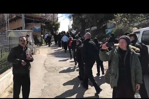 (فيديو)- الاحتلال يمنع عائلة من دخول منزلها بالخليل