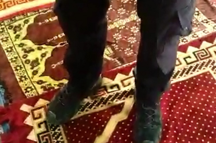 شاهد- ضابط إسرائيلي يدوس سجاجيد الاقصى بحذائه