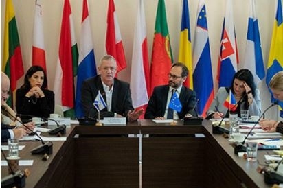 غانتس لسفراء الاتحاد الاوروبي: الحل الصحيح الانفصال عن الفلسطينيين