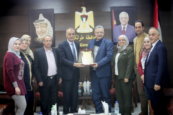 المجلس الأعلى للشباب والرياضة يكرم محافظ طولكرم عصام أبو بكر