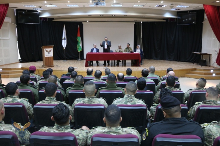الطيراوي ورئيس جامعة الاستقلال يلتقيان الكادر العسكري والأمني