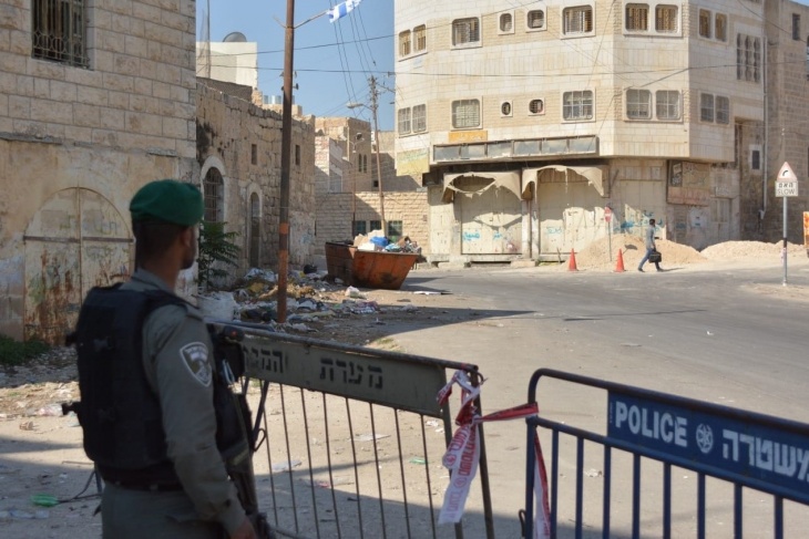 الاحتلال يعتقل شابا بزعم حيازة سكين في الخليل