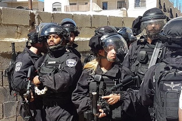 مخيم شعفاط- قوات الاحتلال تعتقل سيدة وشابا