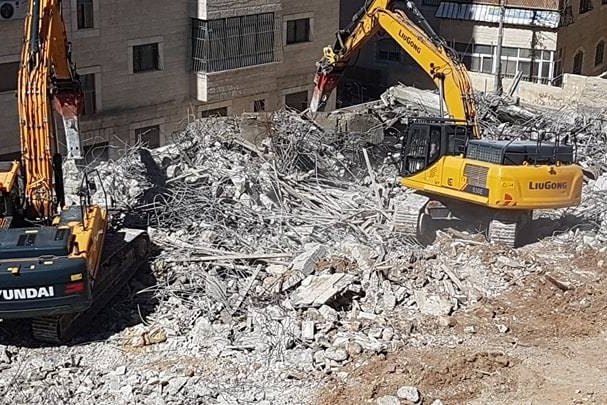 الاحتلال يهدم مبنى قيد الانشاء تابع لمدرسة في شعفاط