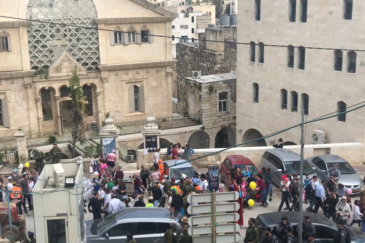 فيديو- مستوطنون يقتحمون شارع الشهداء بالخليل احتفالا بعيد &quot;البوريم&quot;