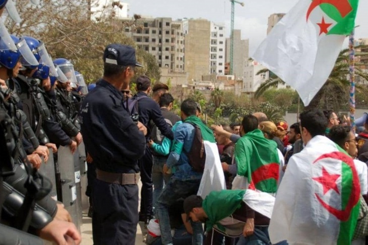 مئات الآلاف وسط الجزائر يطالبون بوتفليقة بالتنحي
