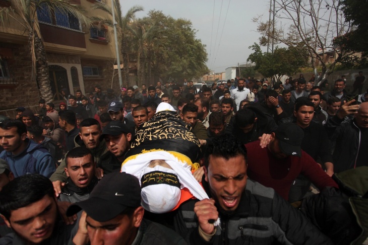 (صور) وسط حالة من الغضب.. غزة تشيع جثماني شهيدين