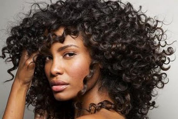 10 وصايا لتسريح الشعر المجعد