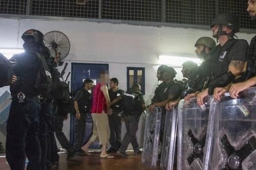 الاحتلال يعتدي بقسوة على مئات الاسرى في سجن النقب