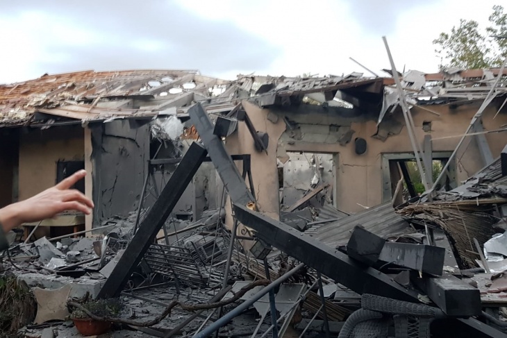اصابات في سقوط صاروخ على منزل شمال تل ابيب (فيديو)