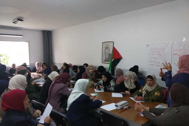 دائرة المرأة باتحاد نقابات العمال في قلقيلية تكرم النساء العاملات