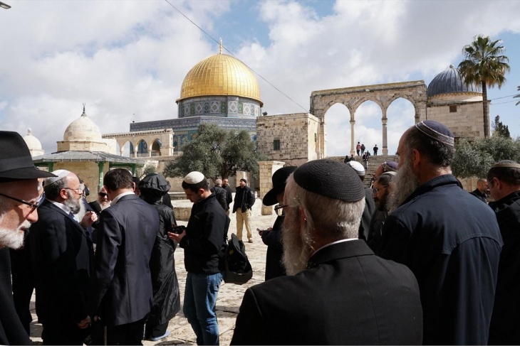 The “Temple” group  It provides free transportation to those who storm Al-Aqsa on holidays