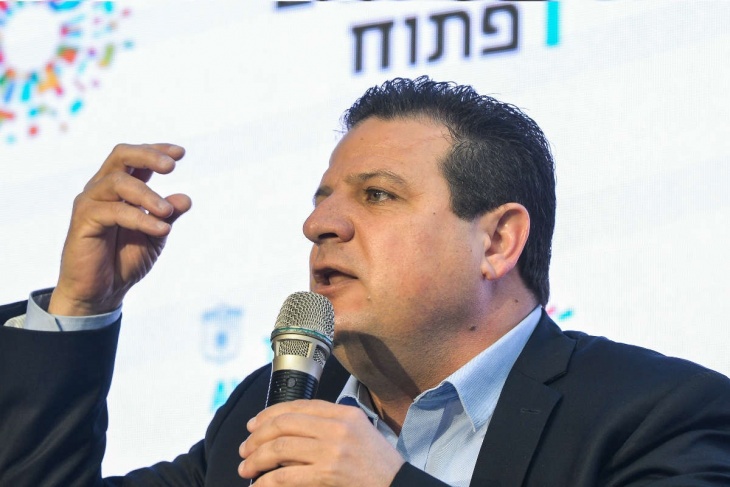 هل سينضم عودة إلى حكومة برئاسة &quot;غانتس&quot;؟