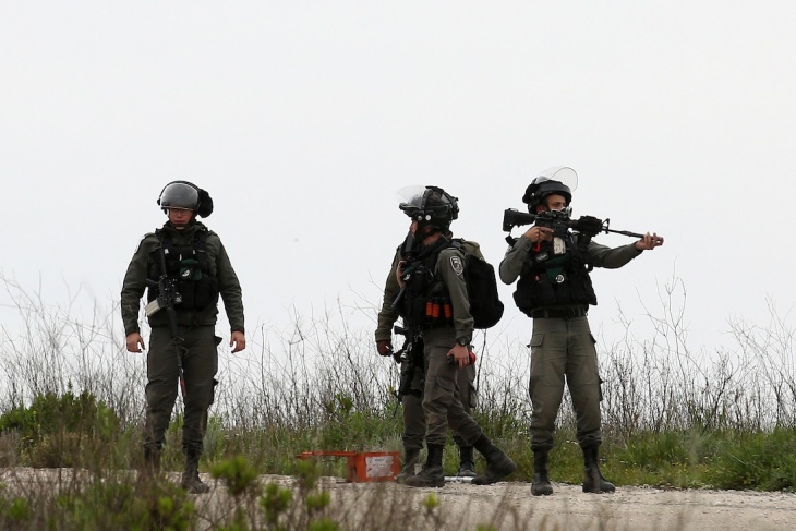 The occupation seizes an agricultural tractor northeast of Jenin