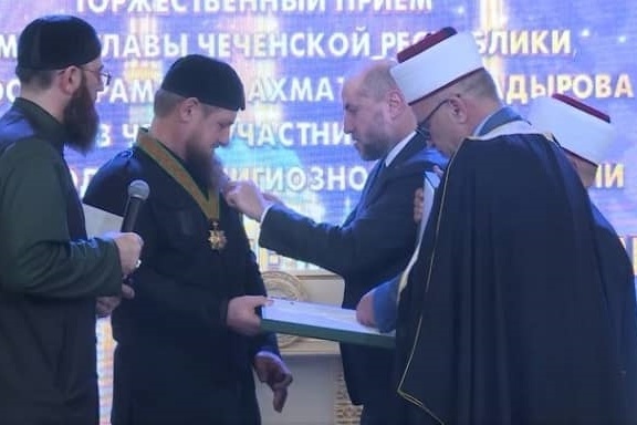 الهباش يقلد الرئيس الشيشاني وسام نجمة القدس