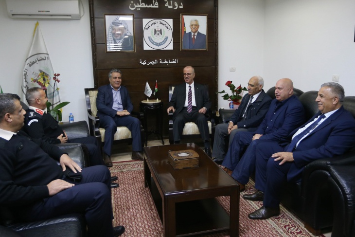 الحمد الله يزور الضابطة الجمركية والدفاع المدني ويشيد بهما