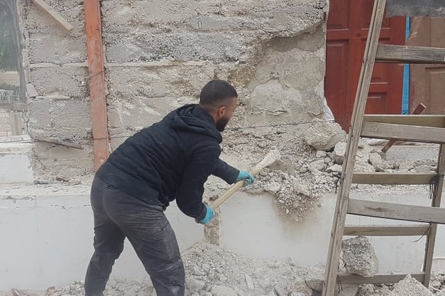 مقدسي يشرع بهدم منزله بضغط من الاحتلال