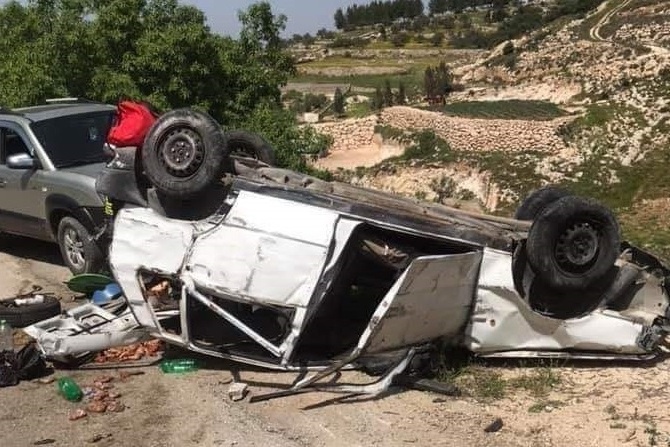 إصابة 11 مواطنا بانقلاب مركبة غرب الخليل