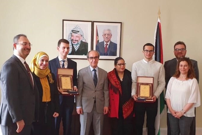 سفير دولة فلسطين لدى ايرلندا يكرم أوائل الطلبة الفلسطينين