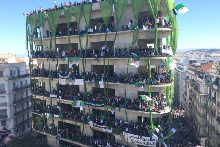 الجزائر- إضراب عام ومسيرات رفضا لتنصيب &quot;بن صالح&quot;