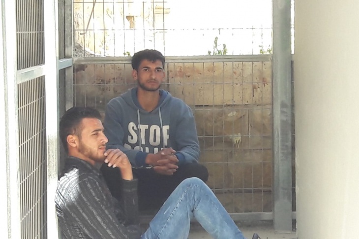 شاهد- الاحتلال يعتقل شابين من الخليل