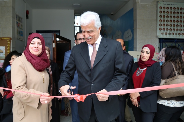 وزير التربية يفتتح البازار الخيري بمدرسة فيصل الحسيني