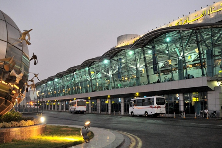 طائرة تهبط اضطراريا في مطار القاهرة