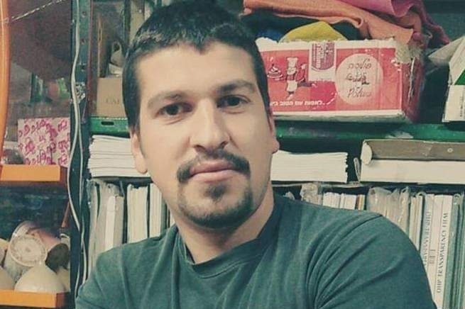 والدة الاسير خالد فراج تناشد للكشف عن مصير ابنها