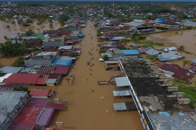 31 قتيلا حصيلة ضحايا فيضانات إندونيسيا