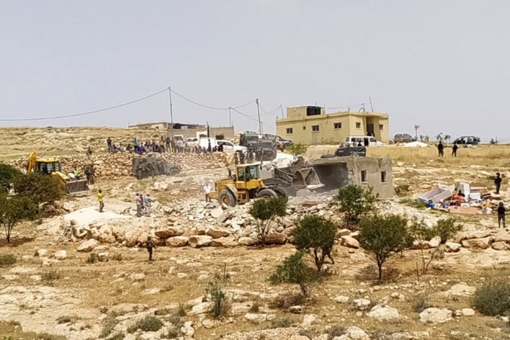 جرافات الاحتلال تهدم منازل شرق يطا (صور)