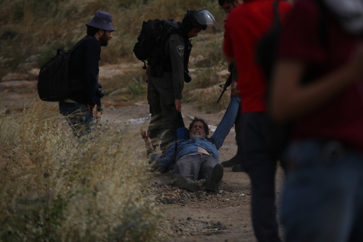 صور- الاحتلال يعتقل متضامنين وصحفيين جنوب الخليل