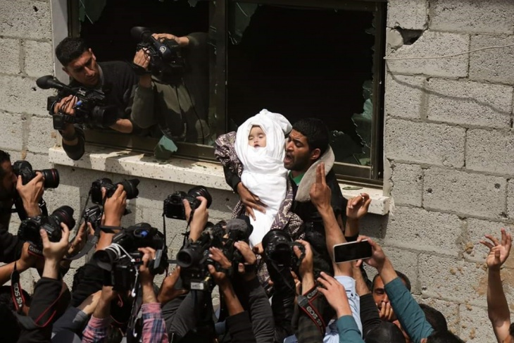 صور- غزة تشيع 5 جثامين من شهدائها بينهم رضيعة