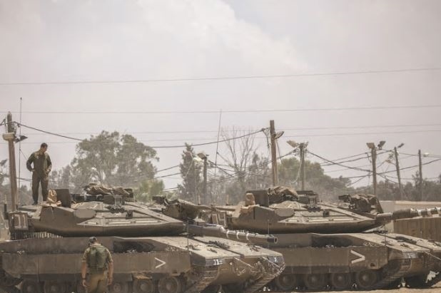 جيش الاحتلال يخفض قواته ويحصن المناطق المكشوفة بجدار مع غزة