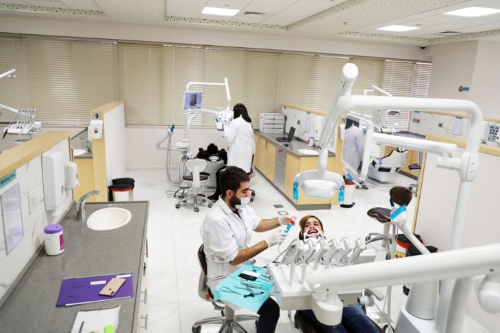 اعتماد تخصصات جديدة في مجال طب الأسنان بالجامعة الامريكية